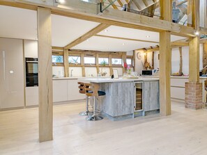 Geladeira, micro-ondas, fogão, lava-louças