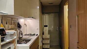 Fridge, microwave, stovetop, electric kettle