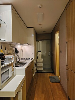 Refrigerador, microondas, parrilla de estufa y tetera eléctrica 