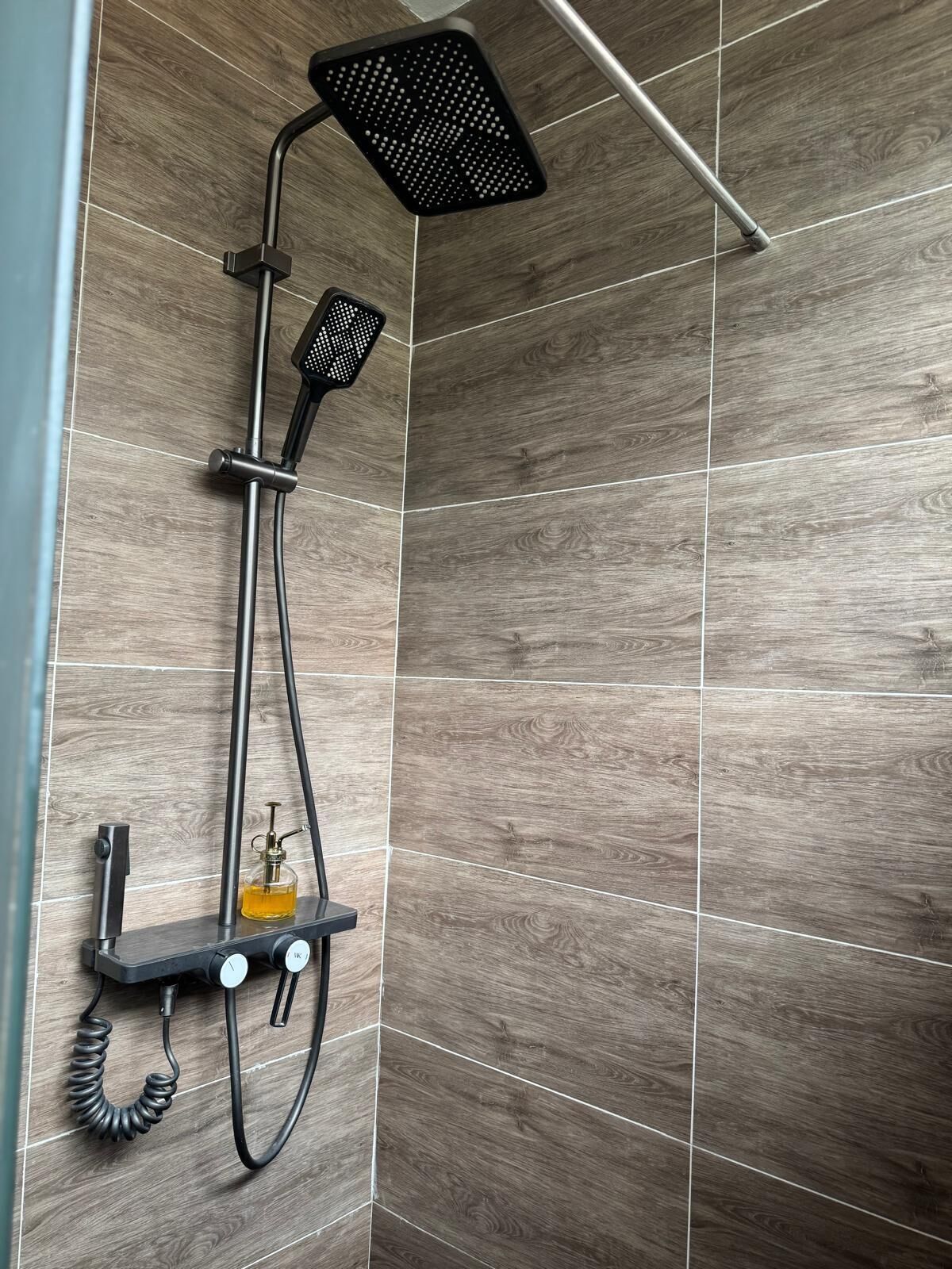 Douche, séchoir à cheveux, serviettes fournies, savon