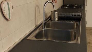 Frigorifero, forno, piano cottura, lavastoviglie