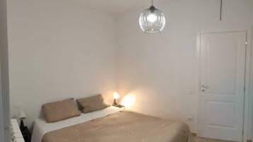 2 camere, una scrivania, ferro/asse da stiro, culla da viaggio