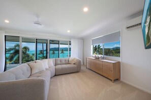 Smart TV - Broadwater Breeze – Perfect Location, Ocean Breezes & Island Views (Airlie Beach)