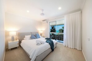 4 bedrooms, desk, iron/ironing board, travel cot - Broadwater Breeze – Perfect Location, Ocean Breezes & Island Views (Airlie Beach)