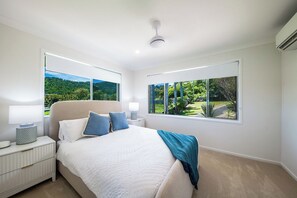 4 bedrooms, desk, iron/ironing board, travel cot - Broadwater Breeze (Airlie Beach)