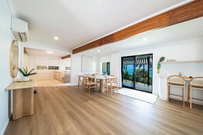 Dining - Broadwater Breeze (Airlie Beach)