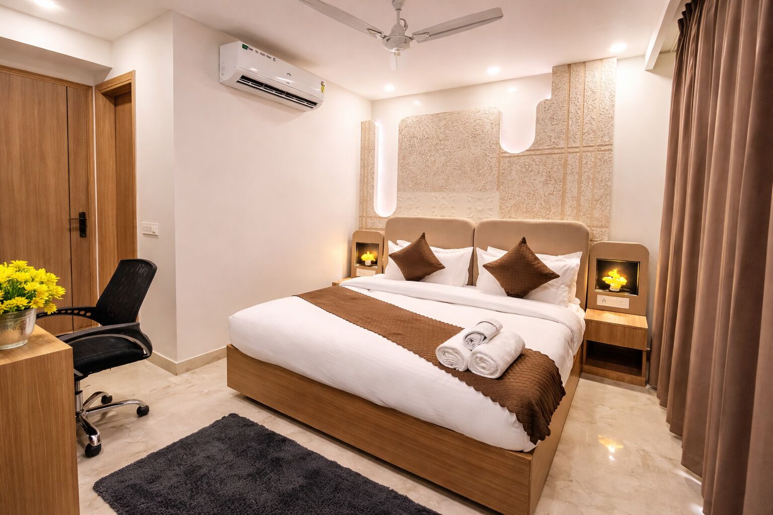 Bureau, espace de travail pour ordinateur portable, rideaux occultants