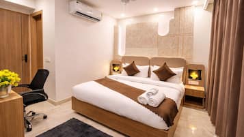 Bureau, espace de travail pour ordinateur portable, rideaux occultants