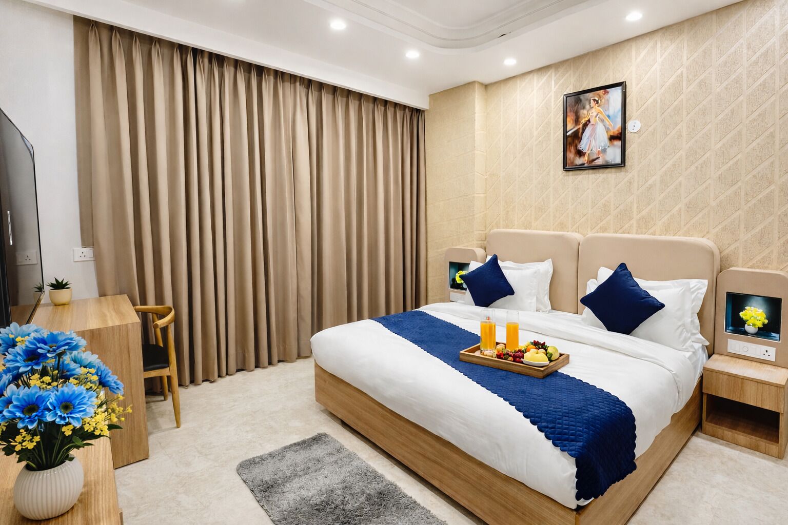 Ein Hotelzimmer mit einem Bett, einem Schreibtisch, einem Sessel, einem Fernseher und einem Bild an der Wand.