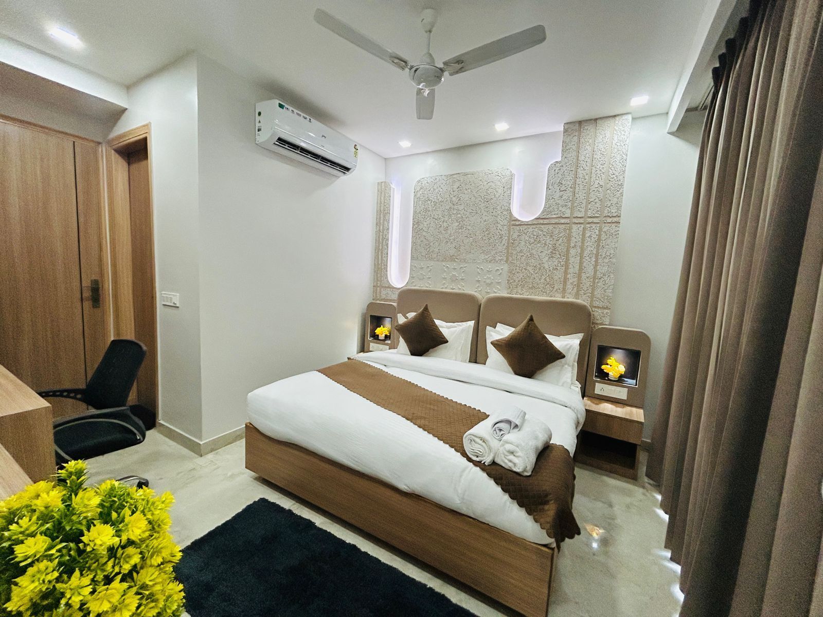 Una scrivania, postazione laptop, tende oscuranti, insonorizzazione