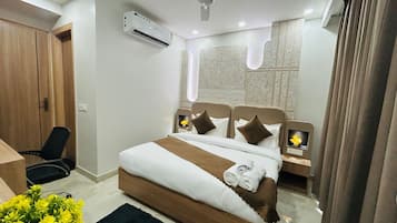 Una scrivania, postazione laptop, tende oscuranti, insonorizzazione