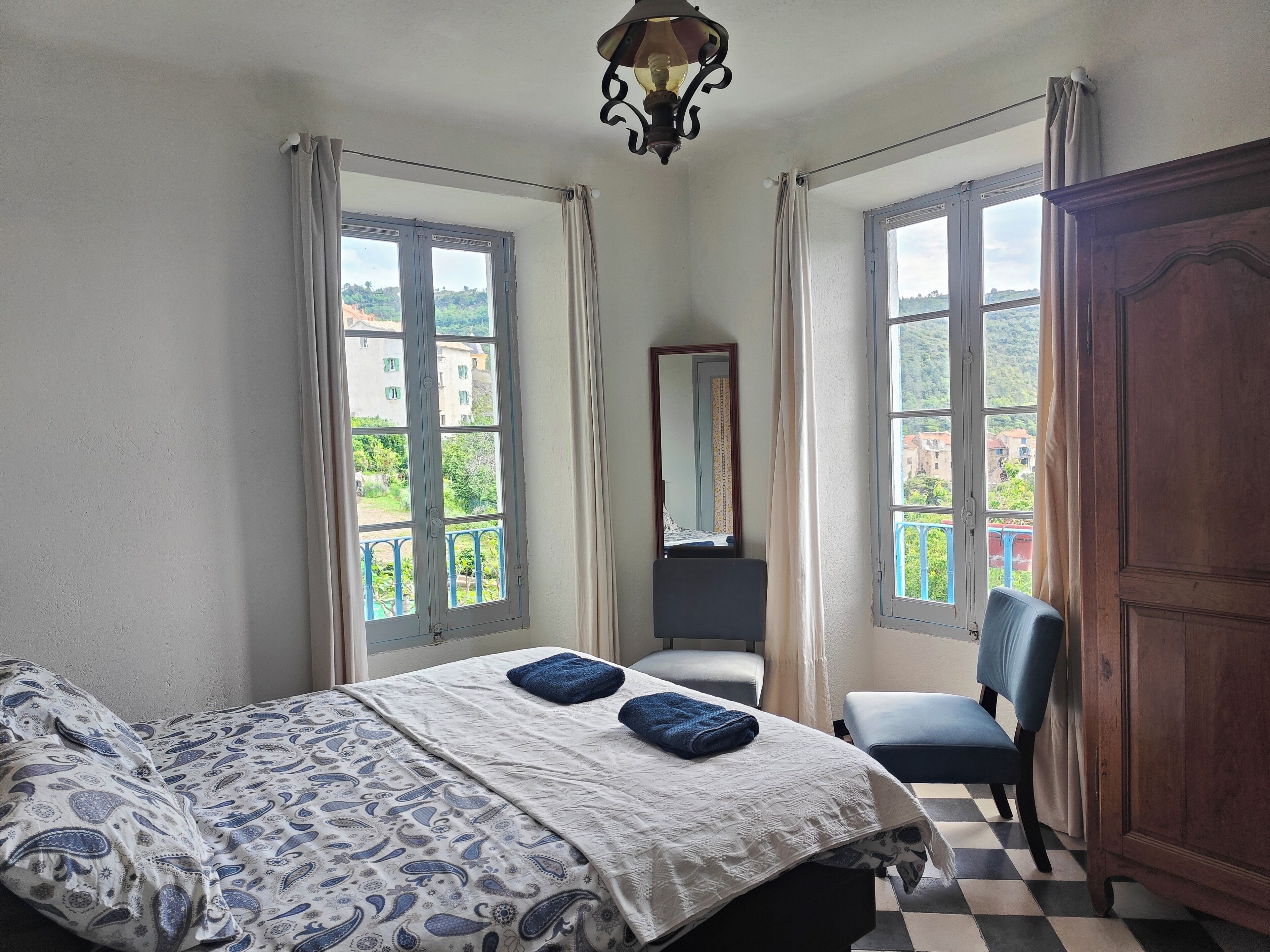 3 bedrooms, iron/ironing board, internet, bed sheets