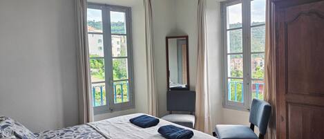 3 bedrooms, iron/ironing board, internet, bed sheets