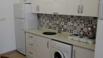 经典公寓, 花园景观 | 私人厨房 | 大冰箱、炉灶、厨具/餐具