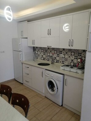 클래식 아파트, 정원 전망 | 전용 주방 | 대용량 냉장고, 쿡탑, 조리 도구/접시/주방 기구