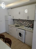 Refrigerador con freezer, placa de cocina, utensilios de cocina