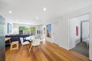Apartment | Living room - Spacious Bright Apartment With Courtyard and BBQ (Canberra)