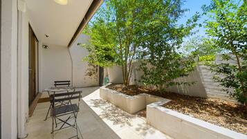 Apartment | Outdoor dining