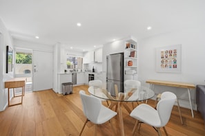 Apartment | Private kitchen - Spacious Bright Apartment With Courtyard and BBQ (Canberra)