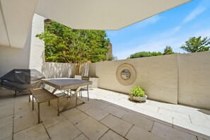 Apartment | Balcony - Spacious Bright Apartment With Courtyard and BBQ (Canberra)