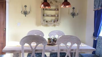 House, 3 Bedrooms, Accessible, Garden View | Dining room