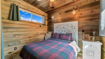 2 bedrooms, travel crib, free WiFi, bed sheets