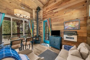 TV, DVD player, books, video library - The Front Porch| Mountain Retreat, Starry Nights (Orderville)