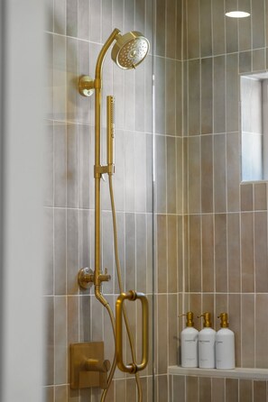 Douche, séchoir à cheveux, bidet, serviettes fournies