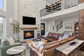 Älytelevisio, takka, kirjoja