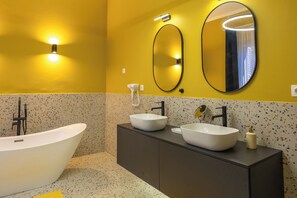 Douche, sèche-cheveux, serviettes fournies, savon