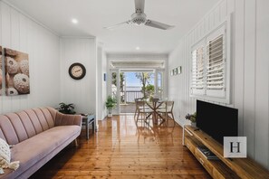 Smart TV, books - Lakeview Retreat on Panorama (Charmhaven)