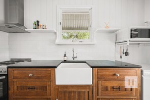 Fridge, microwave, oven, stovetop - Lakeview Retreat on Panorama (Charmhaven)