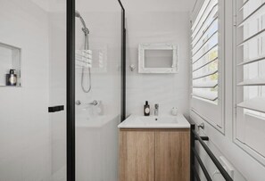 Douche, séchoir à cheveux, serviettes fournies