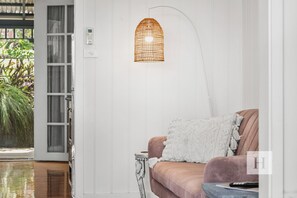 Smart TV, books - Lakeview Retreat on Panorama (Charmhaven)