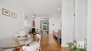 Smart TV, books - Lakeview Retreat on Panorama (Charmhaven)