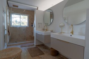 Shower, hair dryer, towels, soap - Villa Juliette (Grimaud)