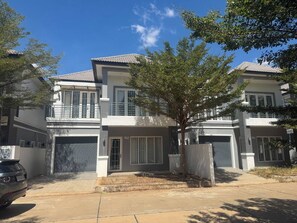 Exterior - Modern 3BR Villa with Balcony in Quiet Area (Phnom Penh)