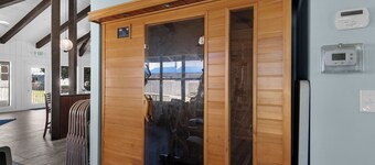 Hidden treasure minutes from Pensacola Beach with large pool area!