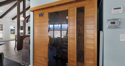 Hidden treasure minutes from Pensacola Beach with large pool area!