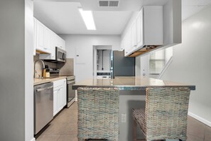 Micro-ondes, four, plaque de cuisson, lave-vaisselle