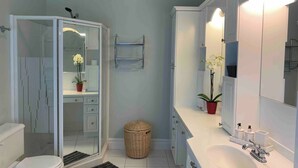Rom, 2 soverom, privat basseng, hageutsikt | Bad