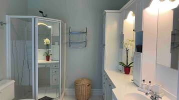 Chambre, 2 chambres, piscine privée, vue sur le jardin | Salle de bain
