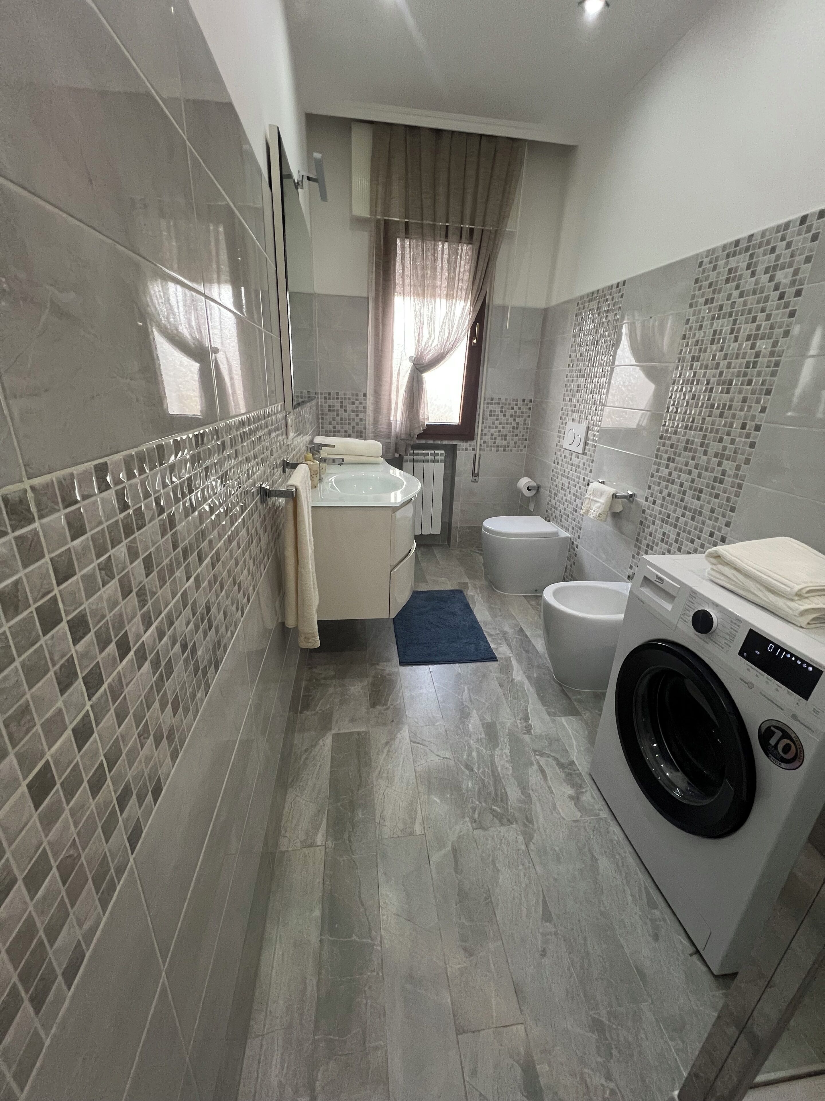 Douche, sèche-cheveux, bidet, serviettes fournies