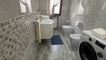 Douche, sèche-cheveux, bidet, serviettes fournies