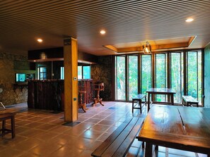 Déjeuner servi sur place, spécialités Cuisine thaï, vue sur le jardin 