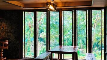 Mittagessen, Abendessen, thailĂ€ndische KĂŒche, Blick auf den Garten