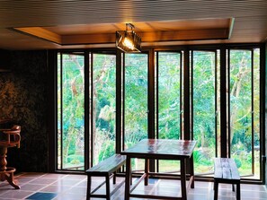 Serveert lunch, diner, Thaise gerechten, uitzicht op de tuin 