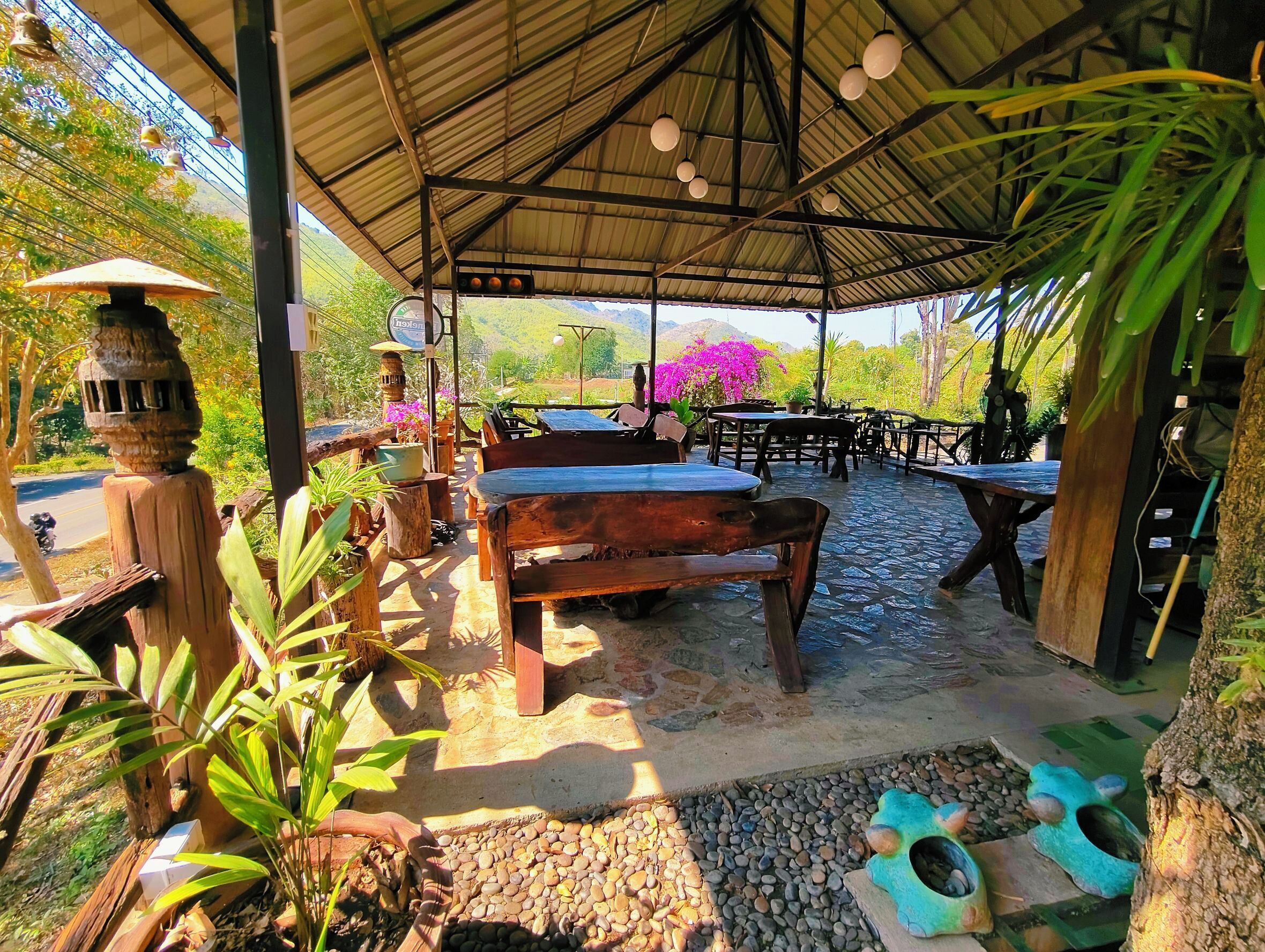 Phục vụ bữa trưa, bữa tối, món Thái, nhìn ra vườn 