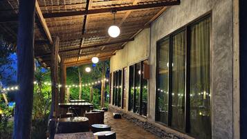 Mittagessen, Abendessen, thailĂ€ndische KĂŒche, Blick auf den Garten