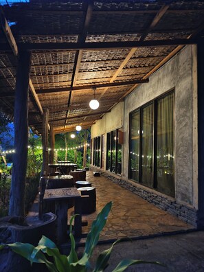 Serveert lunch, diner, Thaise gerechten, uitzicht op de tuin 